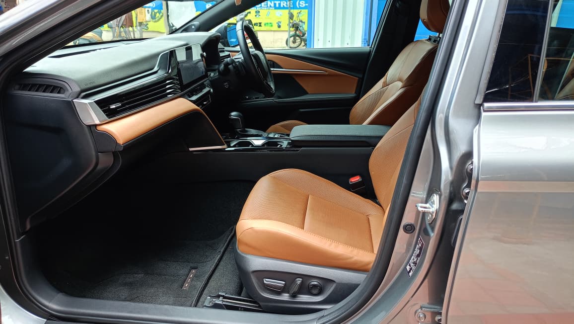 Toyota Camry - Image 10